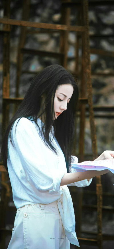 - 迪丽热巴 / 聂九罗 。