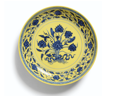 清乾隆 黄地青花一把莲圆盘 瑞士玫茵堂
