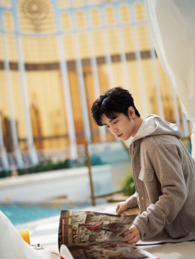 时光定格@肖战 ，是默契同频，也是风格共鸣。@TODS #TODS澳门开幕盛典# ​​​