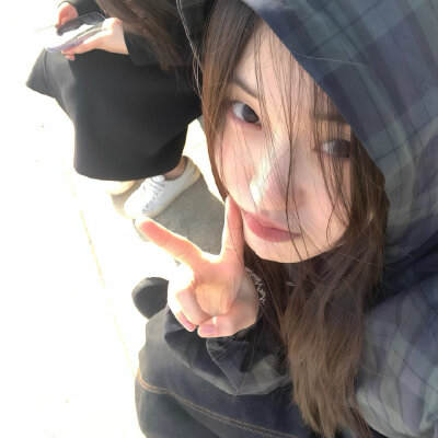 大部分人都只是我生命的玻璃窗上缓缓划过的雨水 