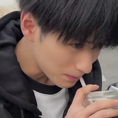 她一定比我成熟