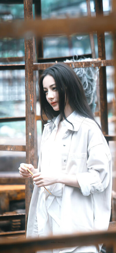 - 迪丽热巴 / 聂九罗 。