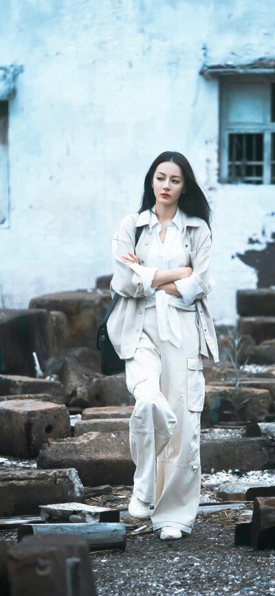 - 迪丽热巴 / 聂九罗 。