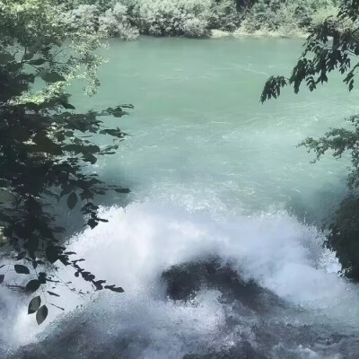 你是我未曾拥有无法捕捉的亲昵