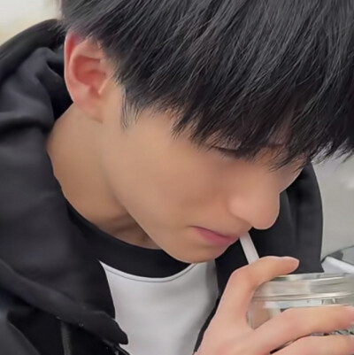 她一定比我成熟