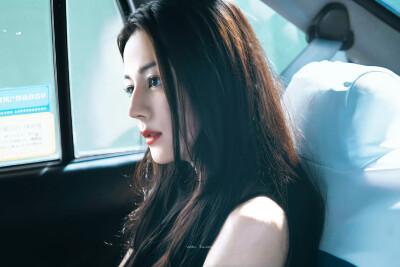 - 迪丽热巴 / 聂九罗 。