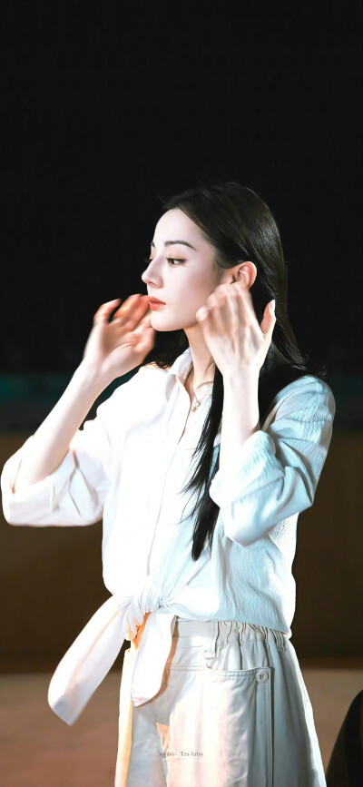 - 迪丽热巴 / 聂九罗 。