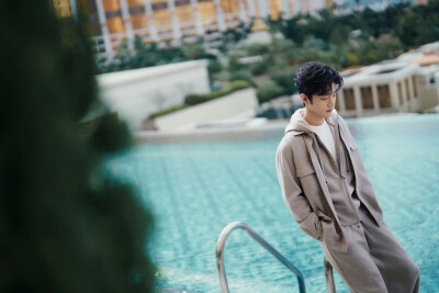 时光定格@肖战 ，是默契同频，也是风格共鸣。@TODS #TODS澳门开幕盛典# ​​​