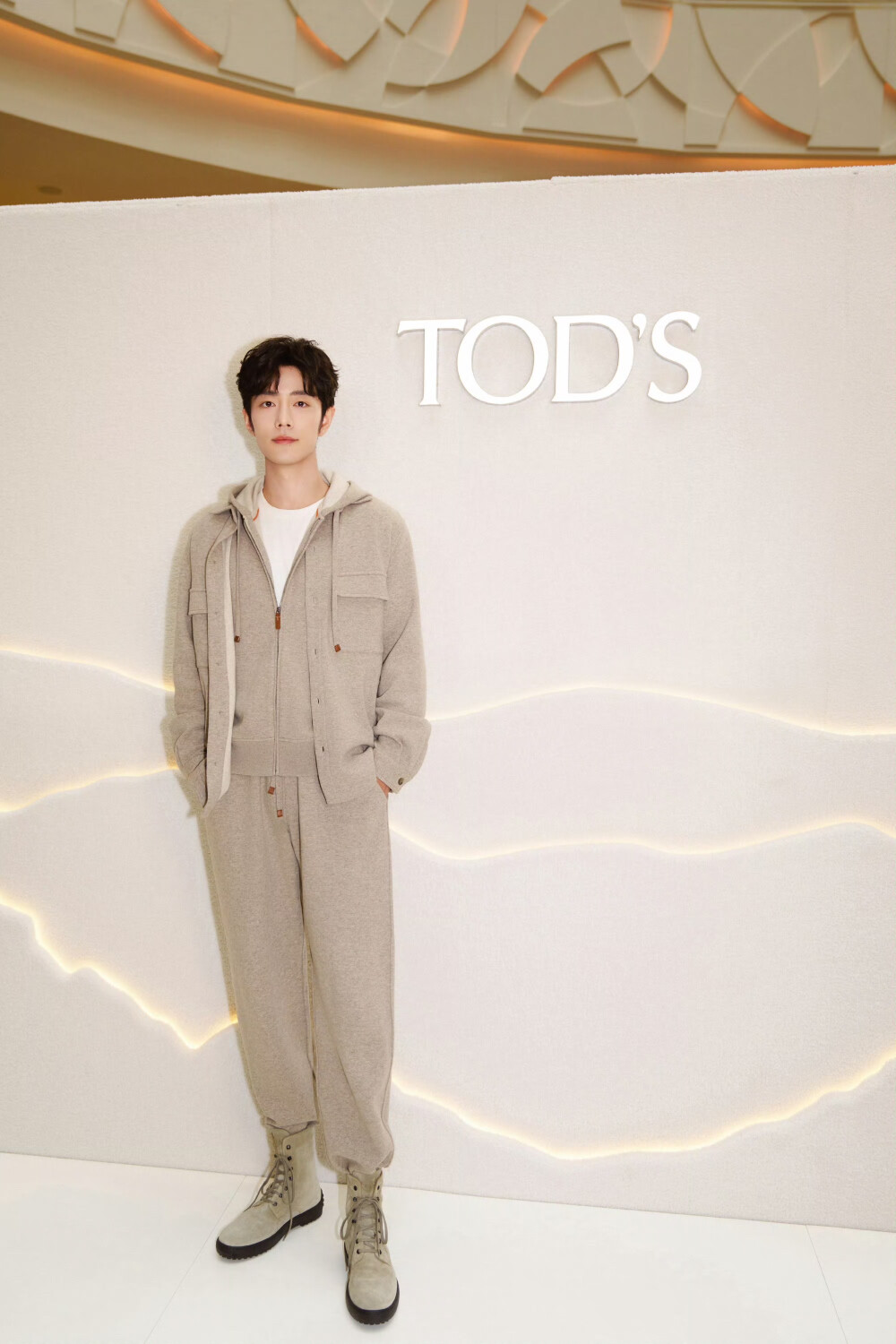 时光定格@肖战 ，是默契同频，也是风格共鸣。@TODS #TODS澳门开幕盛典# ​​​