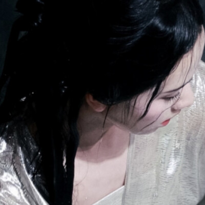 一度春来上眉痕