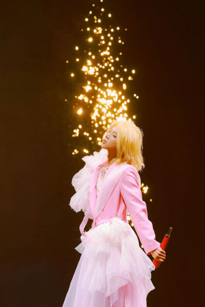 代表幸福的成语是“晨宇”
夜色中的旅程延展开来，如同起伏的韵律。
偶尔的徘徊亦是成长的刻度，每一份真挚的表达都直面内心，每一次突破都迎来更勇敢的自我。
我们如同追寻着内心的向导，最终在歌声的交汇处，发…