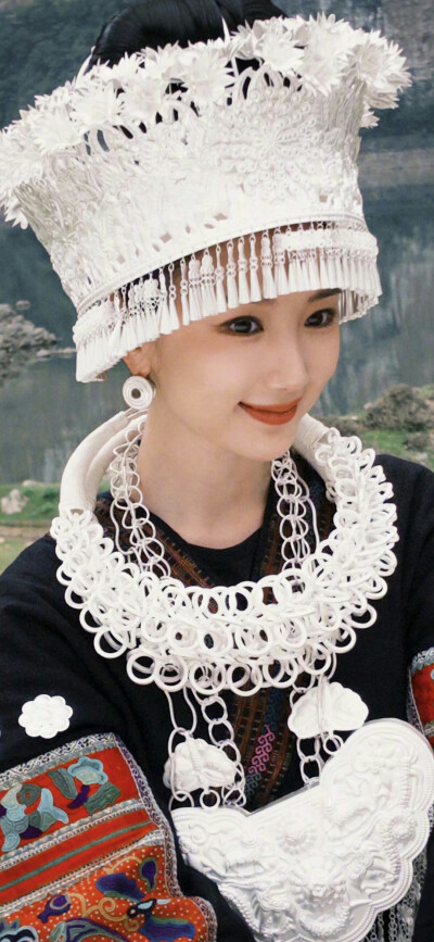 毛晓彤《乌蒙深处》衮月亮