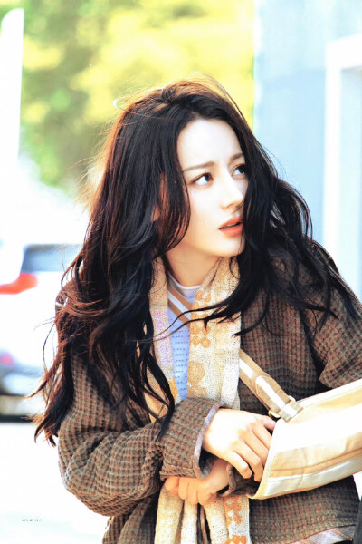 - 迪丽热巴 / 聂九罗 。