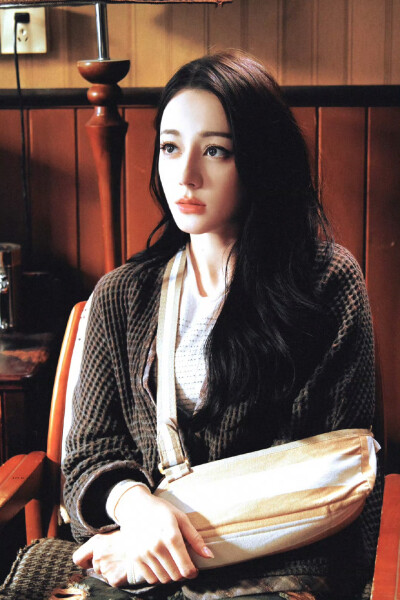 - 迪丽热巴 / 聂九罗 。