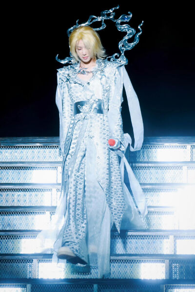 代表幸福的成语是“晨宇”
夜色中的旅程延展开来，如同起伏的韵律。
偶尔的徘徊亦是成长的刻度，每一份真挚的表达都直面内心，每一次突破都迎来更勇敢的自我。
我们如同追寻着内心的向导，最终在歌声的交汇处，发…