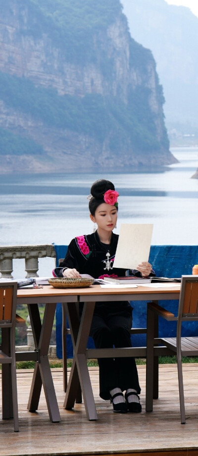 毛晓彤《乌蒙深处》衮月亮