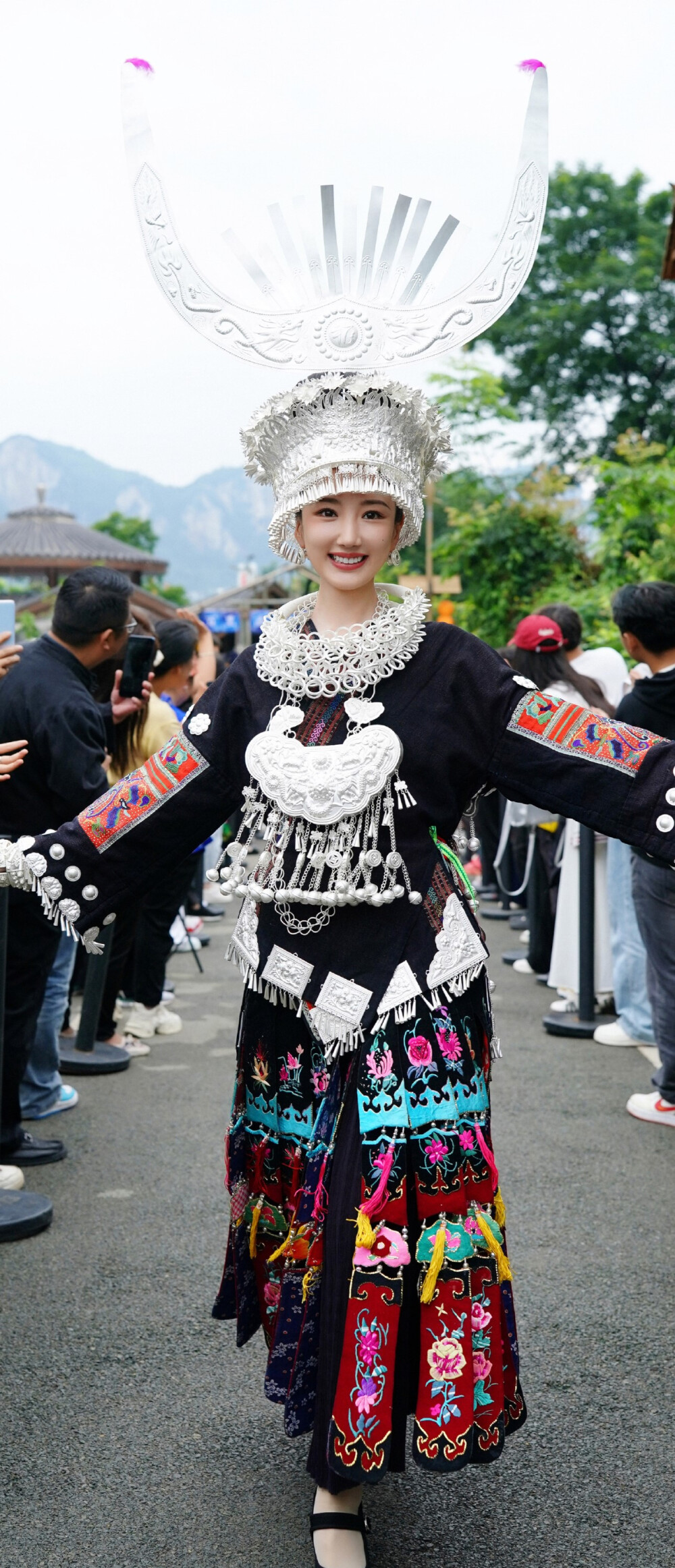 毛晓彤《乌蒙深处》衮月亮