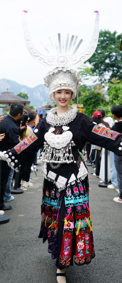 毛晓彤《乌蒙深处》衮月亮