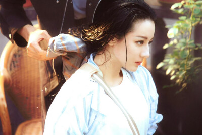 - 迪丽热巴 / 聂九罗 。