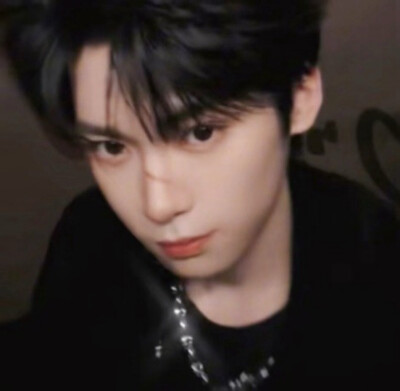 她一定比我成熟