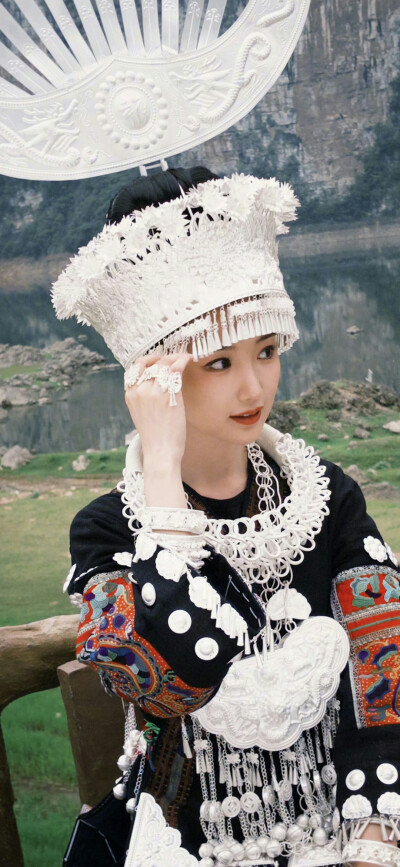 毛晓彤《乌蒙深处》衮月亮