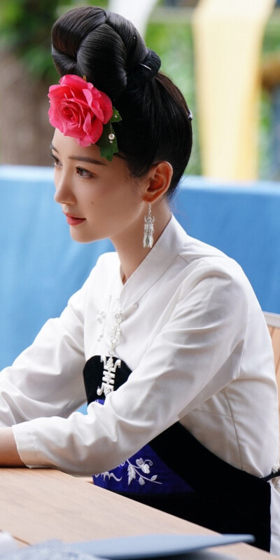 毛晓彤《乌蒙深处》衮月亮