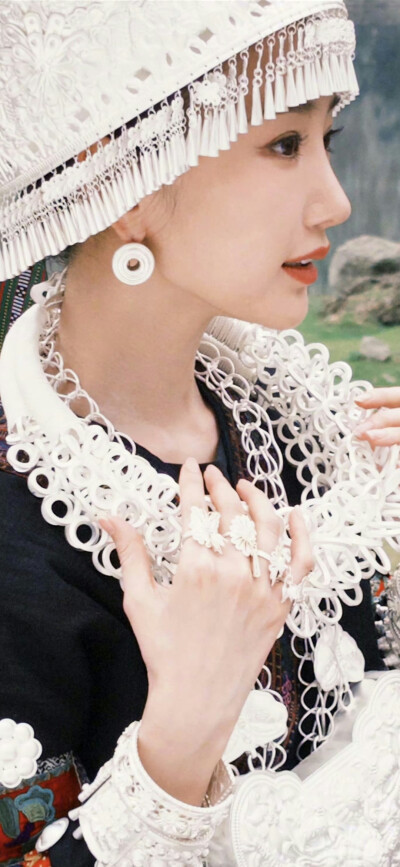 毛晓彤《乌蒙深处》衮月亮