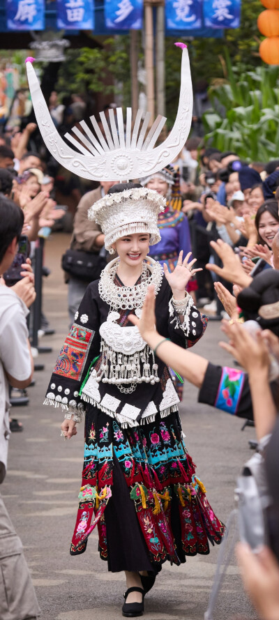 毛晓彤《乌蒙深处》衮月亮