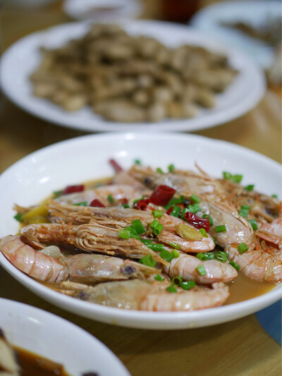 落地东海小鲜搞起来～
动物城2刷并且是包场哈哈哈哈哈特意挑了个五点多的场次果然没人不愧是我
石塘鸡蛋红糖炒jiu赛高比墨鱼大烤还抢风头说好的不吃碳水反正破了再立
大温岭帝国的甘蔗已经38一根了