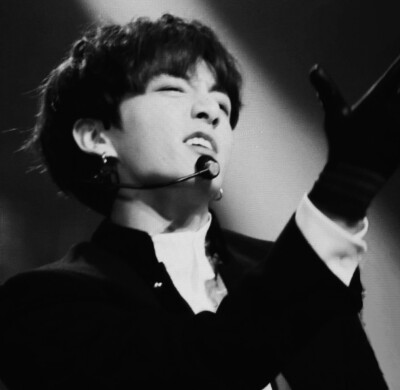 她的泪总把我灼伤