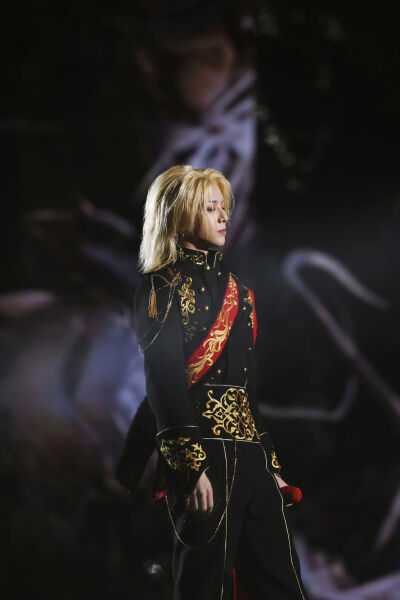 代表幸福的成语是“晨宇”
夜色中的旅程延展开来，如同起伏的韵律。
偶尔的徘徊亦是成长的刻度，每一份真挚的表达都直面内心，每一次突破都迎来更勇敢的自我。
我们如同追寻着内心的向导，最终在歌声的交汇处，发…