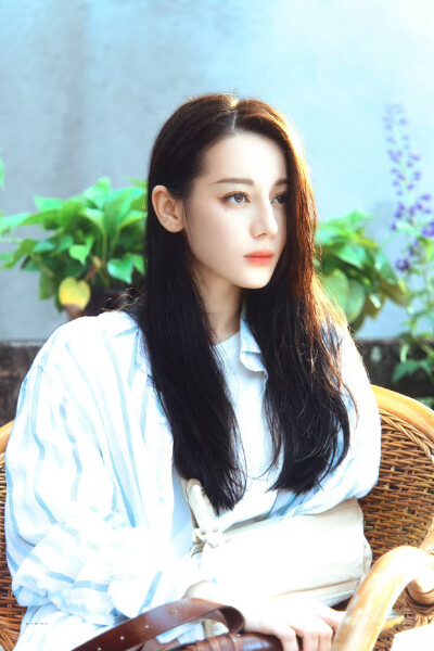 - 迪丽热巴 / 聂九罗 。