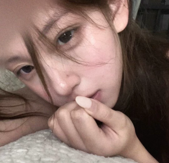 想通以后 我需要的或许不是爱 我需要一个永远不离开的人 让我累的时候有个依靠 懂我的难过 心疼我的过往 读懂我的隐喻 生活本来就累 可如果有个不离开的人在我身边 我就没那么累 回头看时 也一直在我身后 我总是莫名难过 莫名想哭 可大多数都是一个人熬过去 情绪时好时坏的我 我自己也讨厌 我需要长久的陪伴 而不是嘴上说说的承诺 我的天真 我的敏感 我的不堪 我都希望有人能懂 能在我需要她时给我一个拥抱 我不需要秒回的消息 我只需要忙完后依然一条一条耐心回复 不要太过敷衍