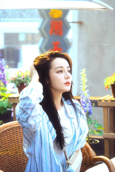 - 迪丽热巴 / 聂九罗 。