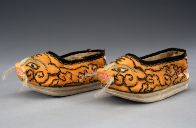 ▲清同治 黄色缎钉金线绣虎头纹小夹鞋 故宫博物院藏