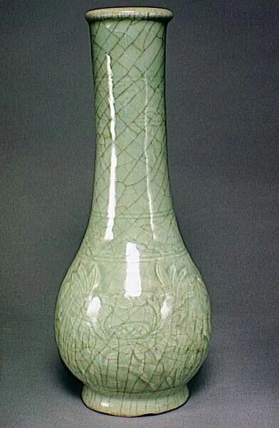 明代 龙泉窑青瓷刻花缠枝牡丹纹长颈瓶吉美国立亚洲艺术博物馆藏