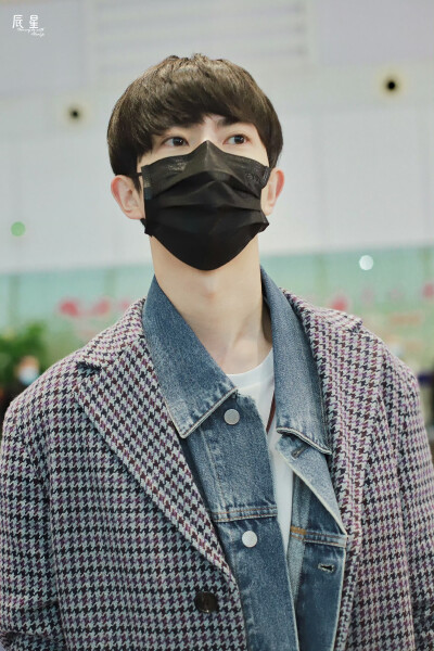 于朦胧行走的衣架