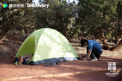 YIBO-OFFICIAL：
#王一博探索新境2幕后花絮#
旅途是一场完整的呼吸。心跳体验是深深的吐纳，闲适平静是缓缓的吸入。向外走，是为了更好地向内看。@UNIQ-王一博
腾讯视频#探索新境# 第二季正在播出。#王一博挑战高…