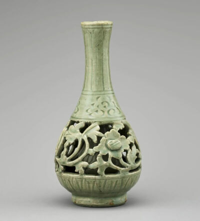 明代 龙泉窑青釉镂空花卉纹玉壶春瓶吉美国立亚洲艺术博物馆藏