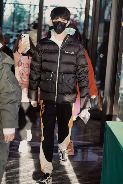 于朦胧行走的衣架