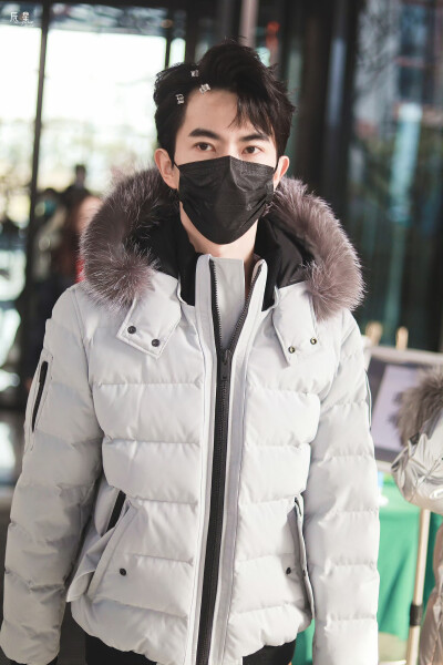 于朦胧，行走的衣架