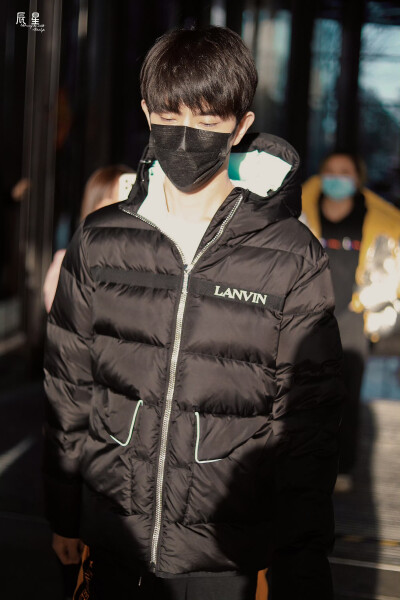 于朦胧行走的衣架