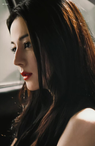 - 迪丽热巴 / 聂九罗 。