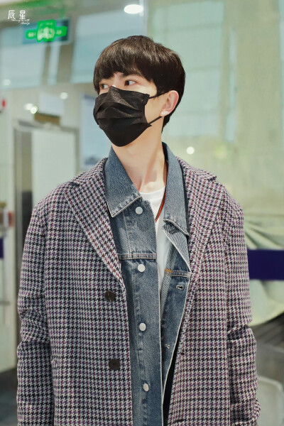 于朦胧行走的衣架