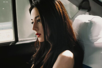 - 迪丽热巴 / 聂九罗 。