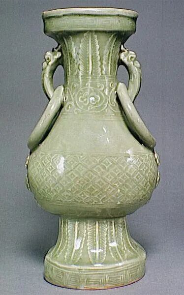 明代 龙泉窑印花焦叶钱回纹龙耳衔环洗口瓶吉美国立亚洲艺术博物馆藏