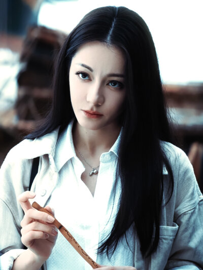 - 迪丽热巴 / 聂九罗 。