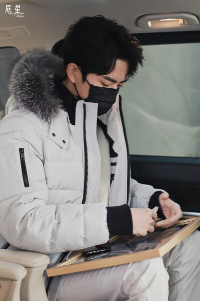 于朦胧，行走的衣架