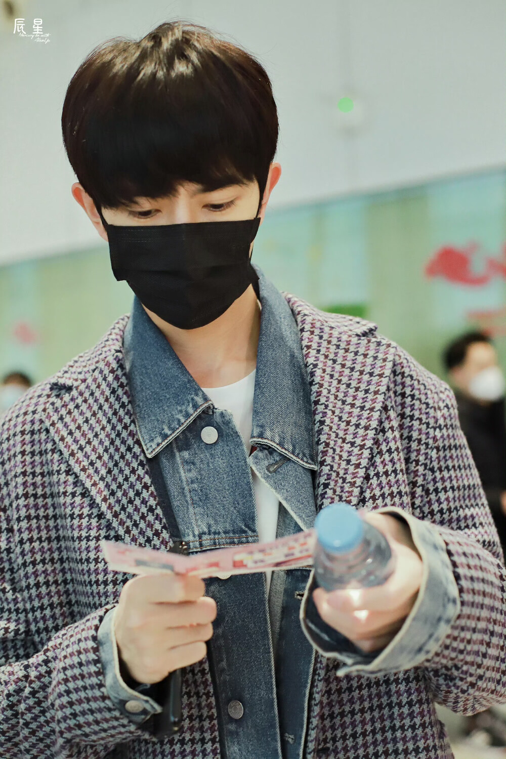 于朦胧行走的衣架