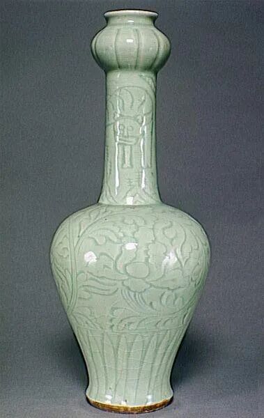明代 龙泉窑青瓷划花缠枝牡丹瑞兽纹蒜头瓶吉美国立亚洲艺术博物馆藏